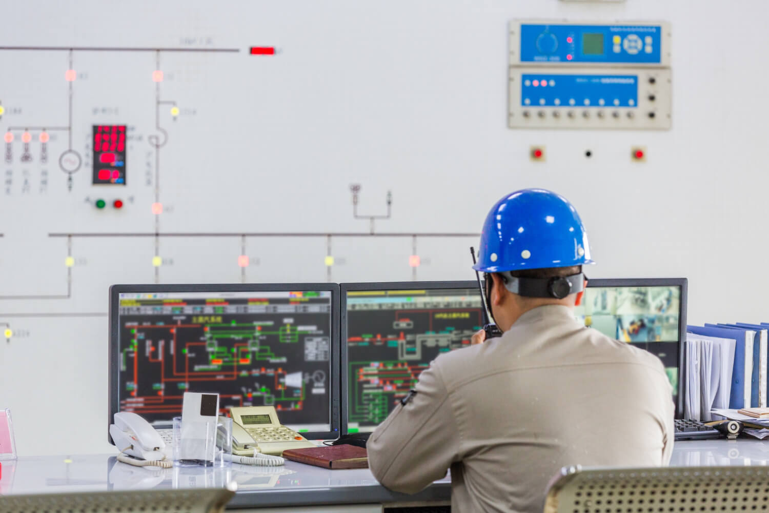 Leitstandoperator überwacht Industrieanlage